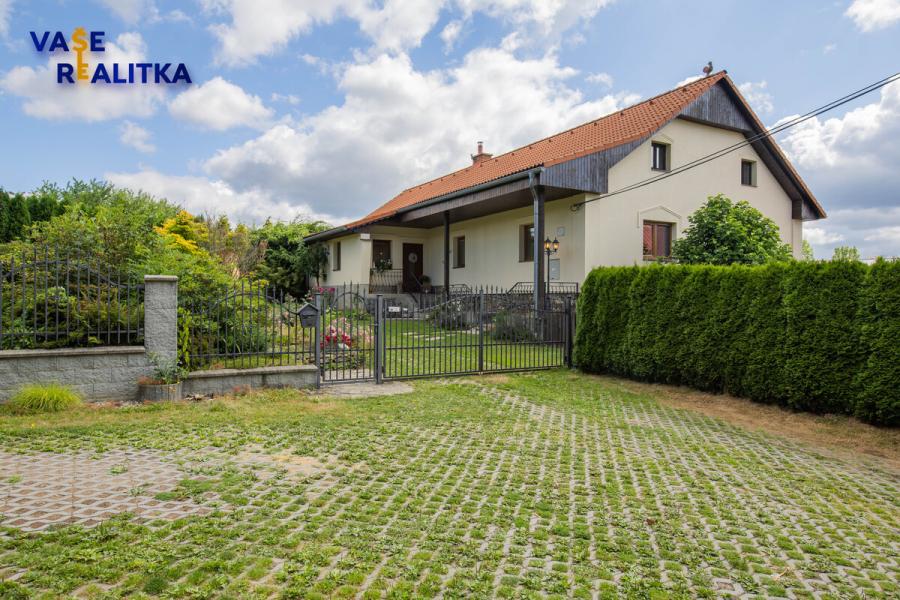 Rodinný dům 5+kk s rozsáhlým příslušenstvím na polosamotě